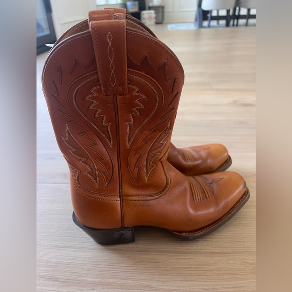 SOLD. Ariat Cowboy Boots! Size 8D - Picture 1 of 6
